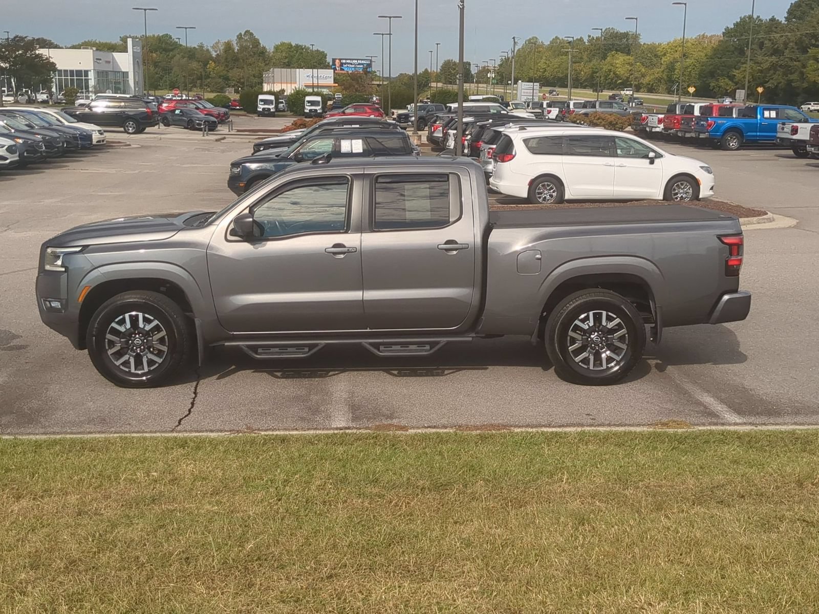 Used 2025 Nissan Frontier SL AWD/4WD image 6