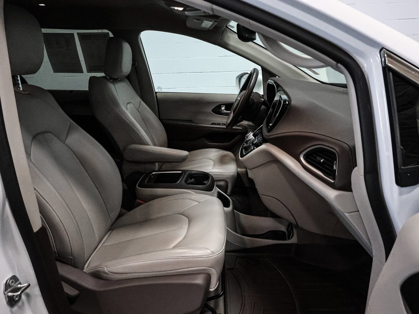 Used 2021 Chrysler Pacifica Touring-L FWD image 21