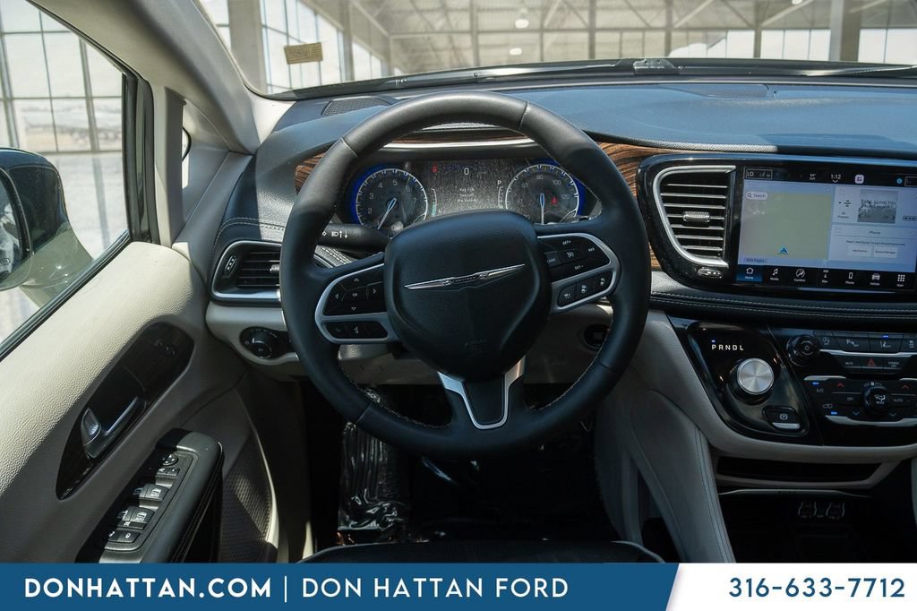 Used 2023 Chrysler Pacifica Limited FWD image 5