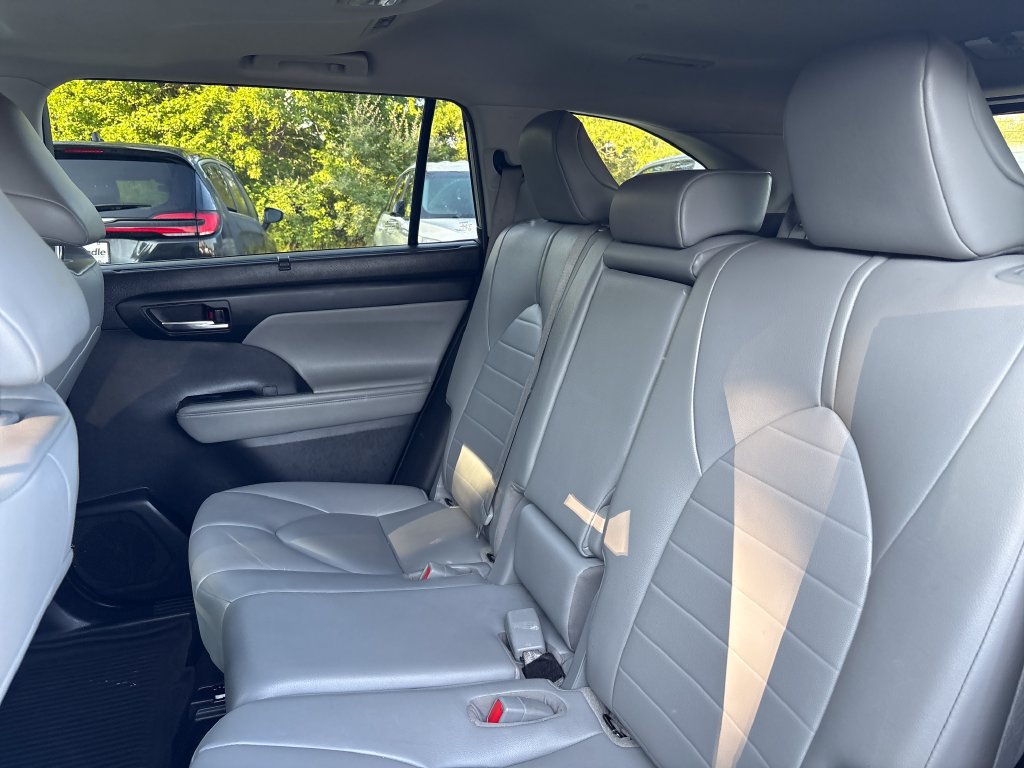 Used 2021 Toyota Highlander XLE AWD/4WD image 9
