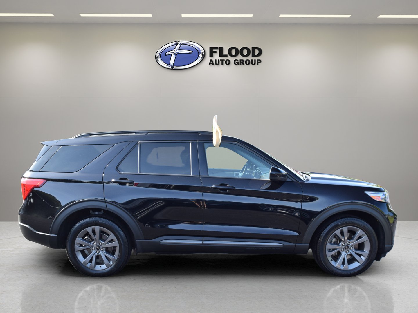 Certified 2022 Ford Explorer XLT w/ Equipment Group 202A AWD/4WD image 3