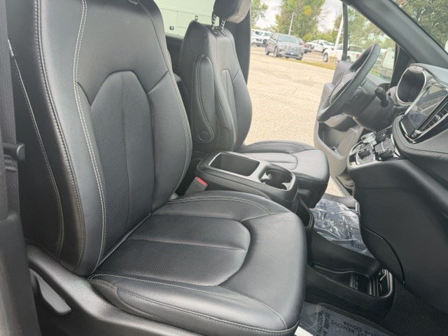 Used 2025 Chrysler Pacifica Select FWD image 39