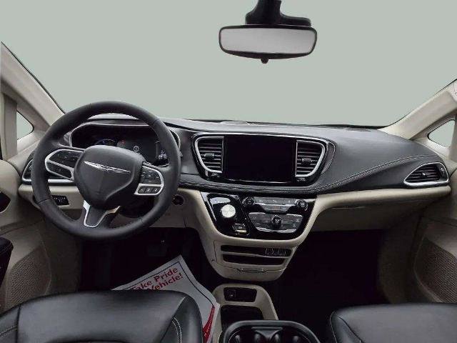 Used 2024 Chrysler Pacifica Limited FWD image 9