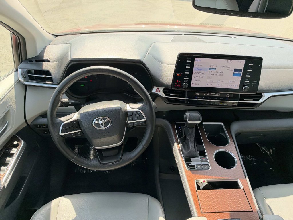 Used 2023 Toyota Sienna XLE FWD image 11