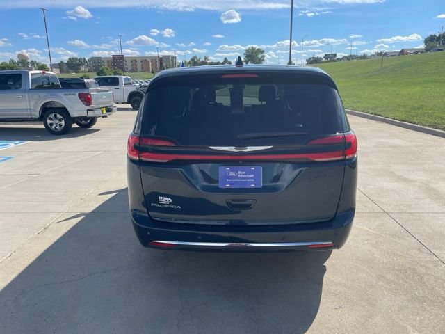 Used 2024 Chrysler Pacifica Touring-L FWD image 5
