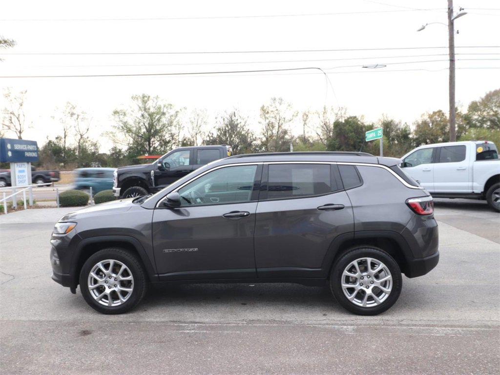 Used 2022 Jeep Compass Latitude image 2