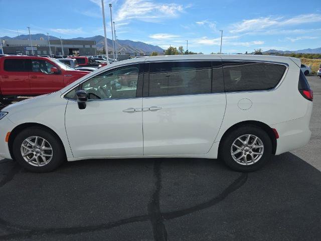 Used 2024 Chrysler Pacifica Touring-L image 2