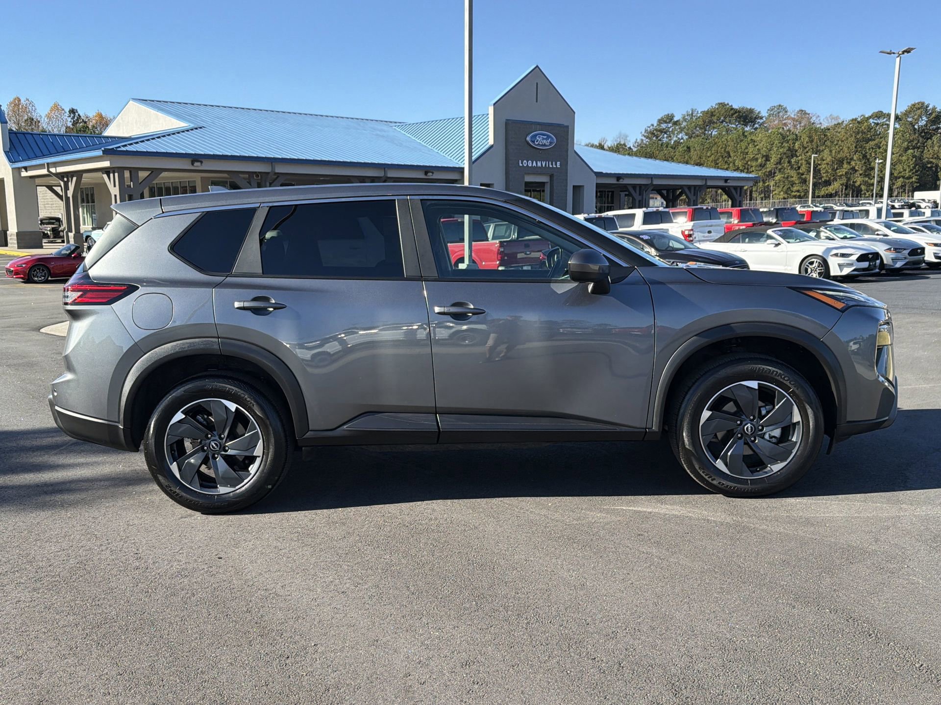 Used 2024 Nissan Rogue SV image 2