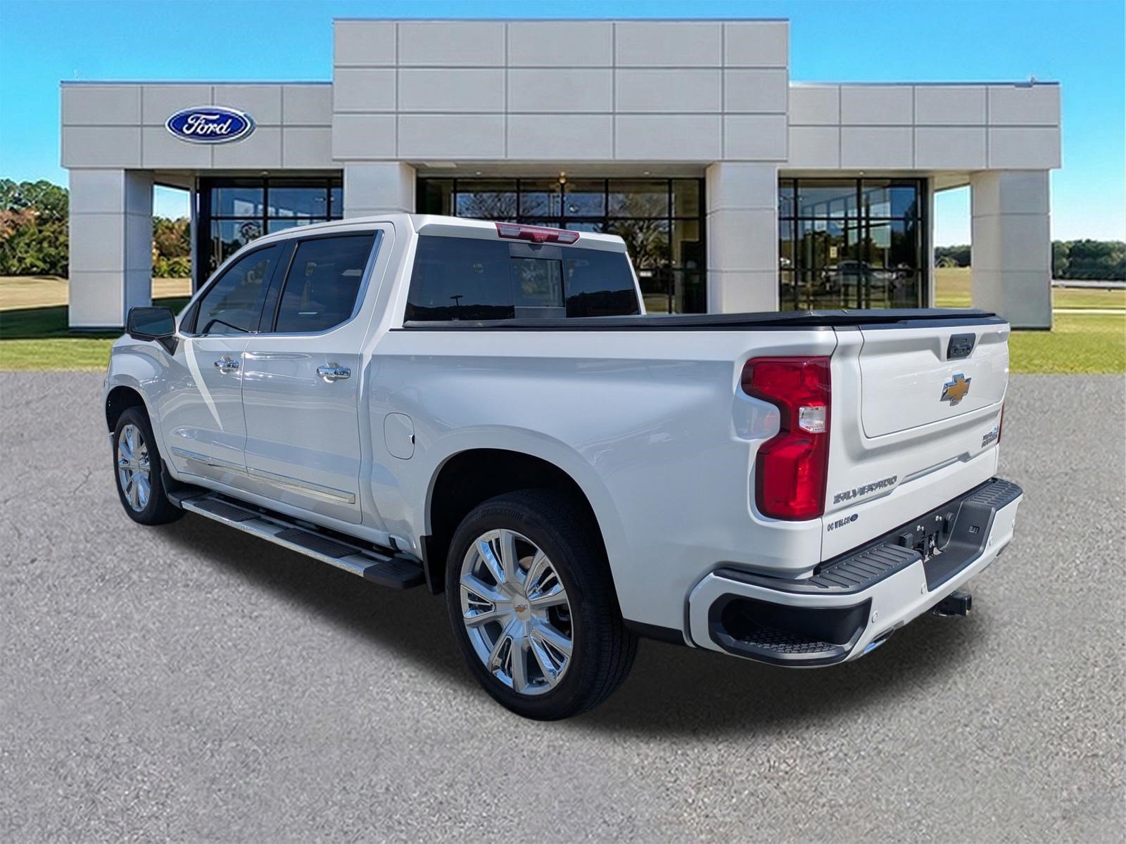 Used 2024 Chevrolet Silverado 1500 High Country w/ High Country Premium Package AWD/4WD image 3