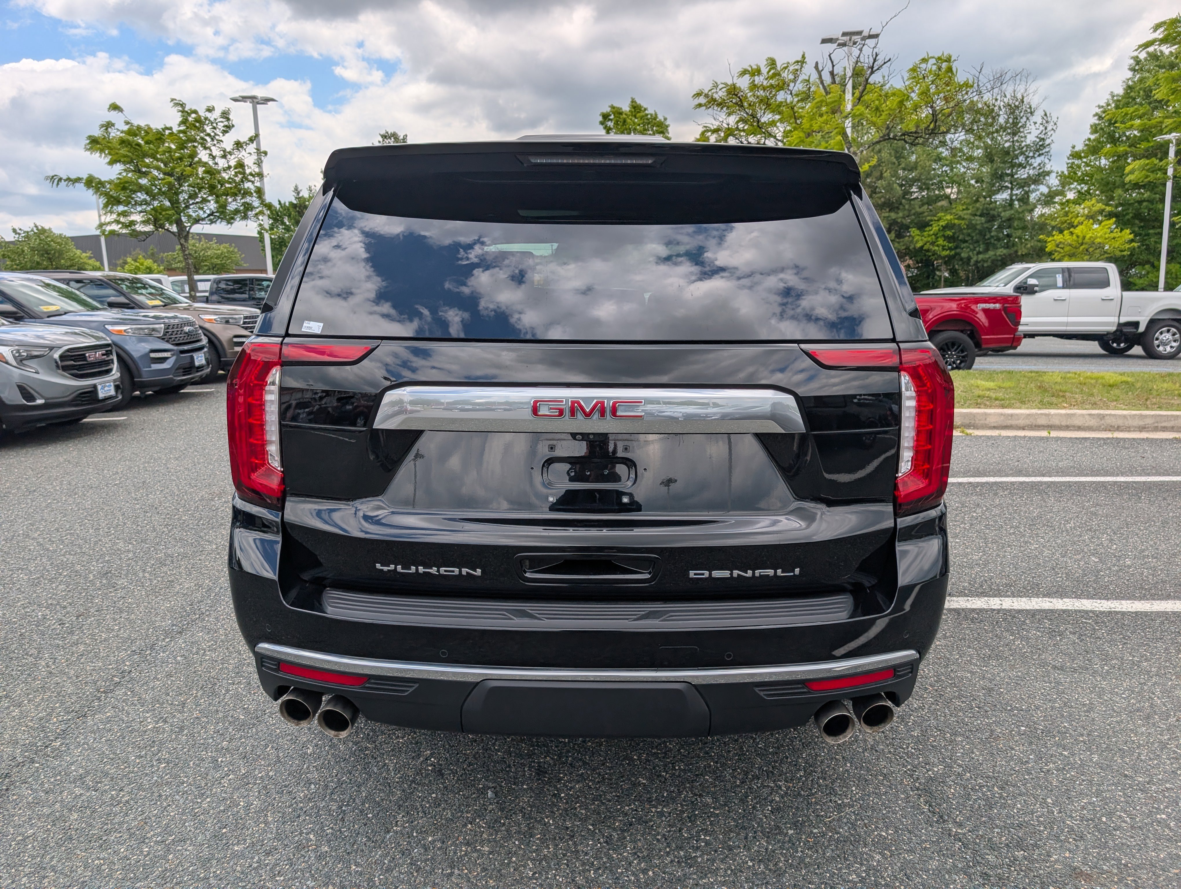 Used 2021 GMC Yukon Denali w/ Denali Premium Package AWD/4WD image 4