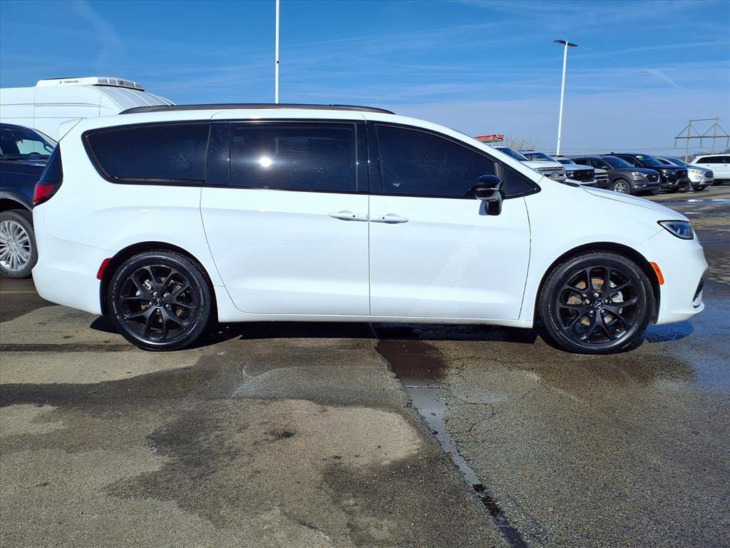 Used 2025 Chrysler Pacifica Limited image 3