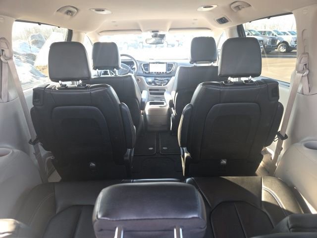 Used 2023 Chrysler Pacifica Touring-L image 14