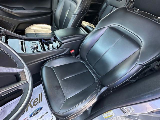 Used 2023 Jeep Grand Cherokee L Limited w/ Black Appearance Package AWD/4WD image 15