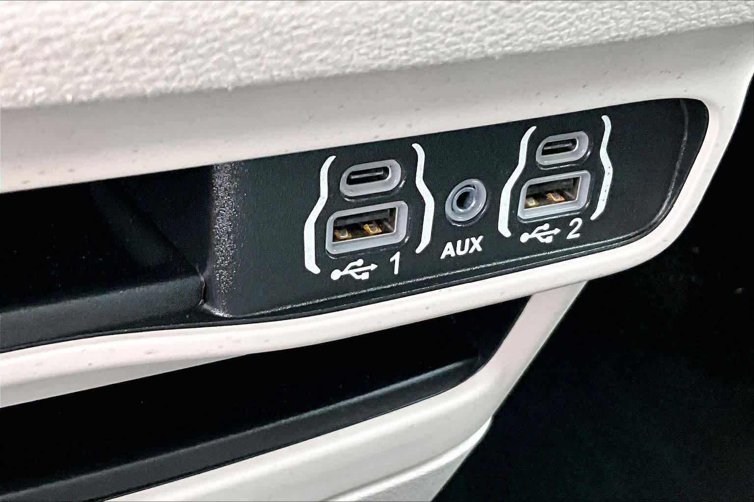 Used 2024 Chrysler Pacifica Touring-L FWD image 33