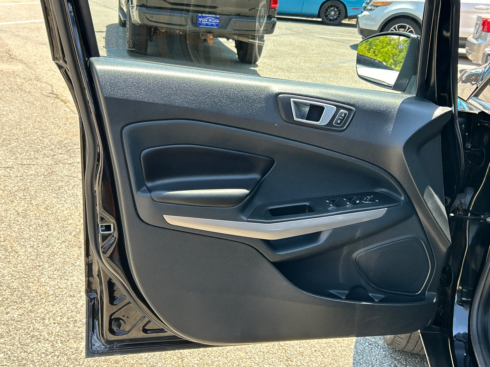 Certified 2022 Ford EcoSport Titanium AWD/4WD image 9