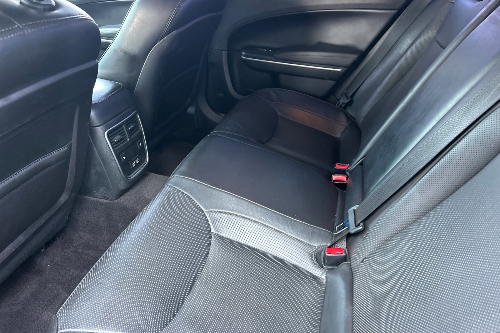 Used 2019 Chrysler 300 Limited image 12