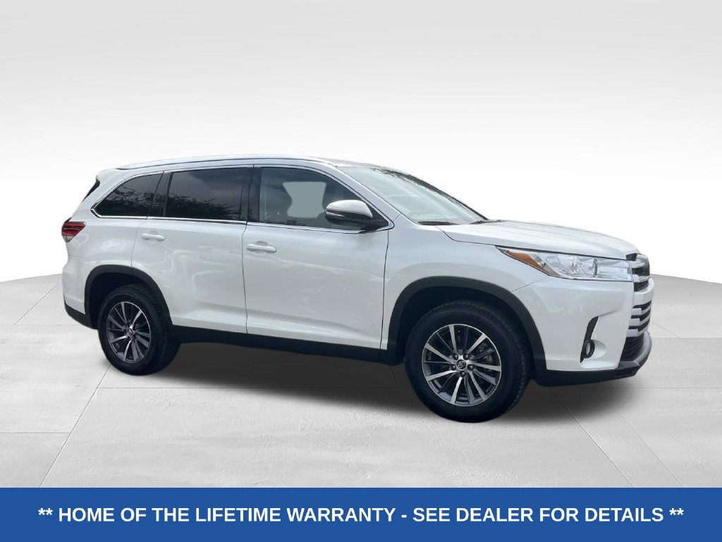 Used 2019 Toyota Highlander XLE FWD image 2