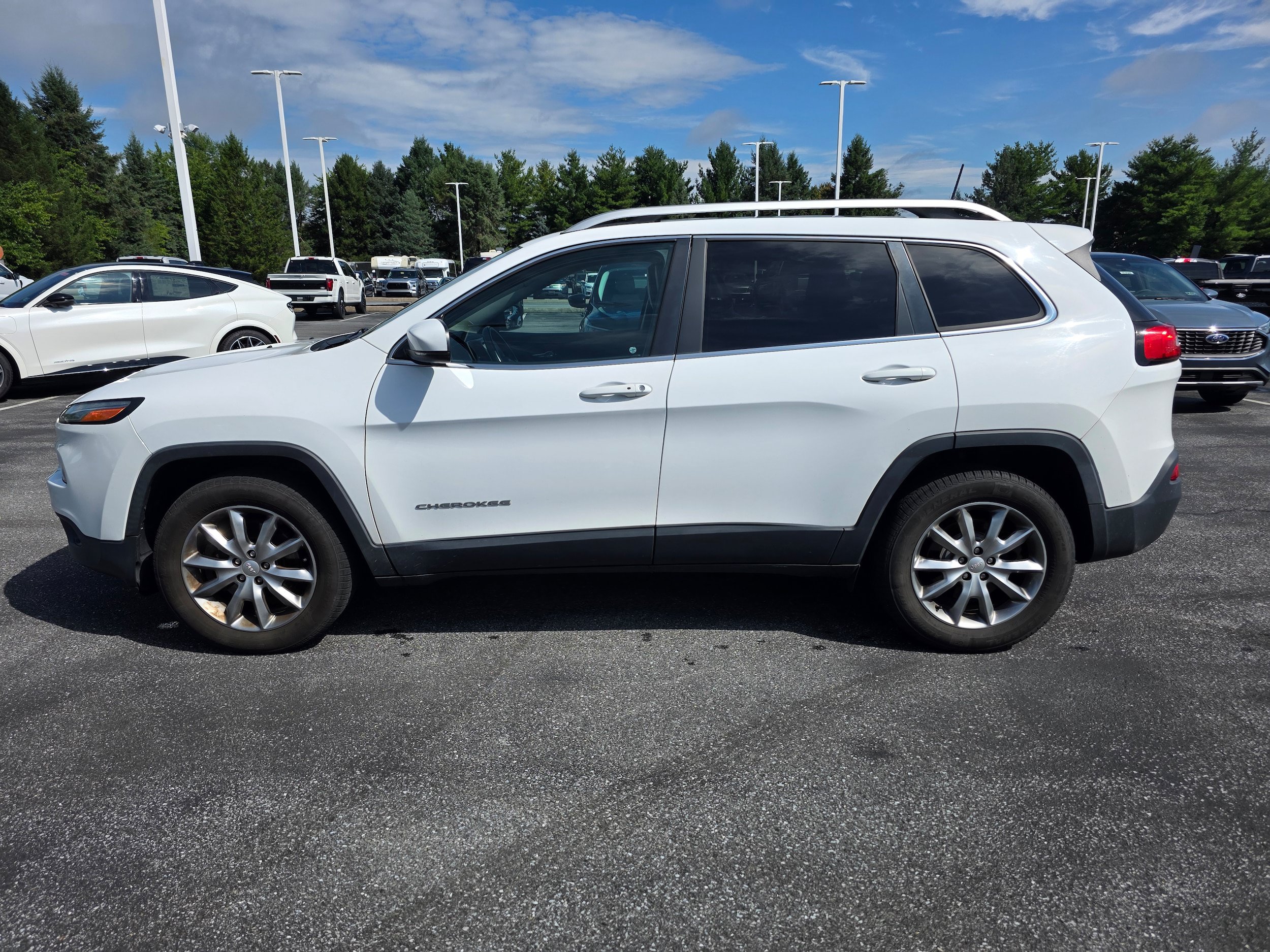 Used 2018 Jeep Cherokee Limited AWD/4WD image 2