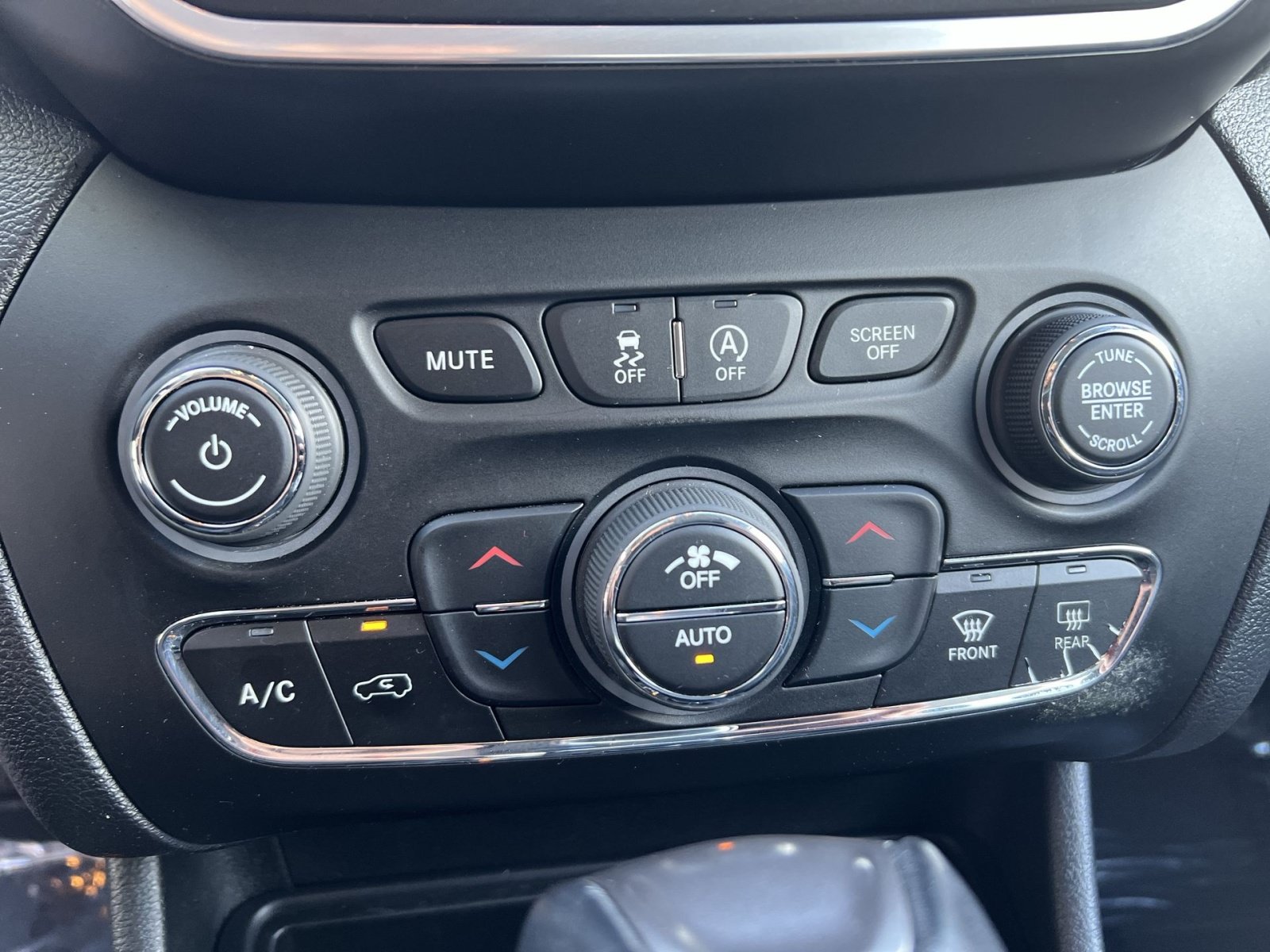 Used 2022 Jeep Cherokee Latitude Lux w/ Sun & Sound Group AWD/4WD image 28
