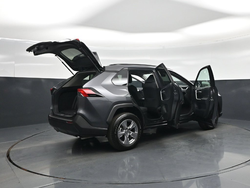 Used 2022 Toyota RAV4 XLE AWD/4WD image 5