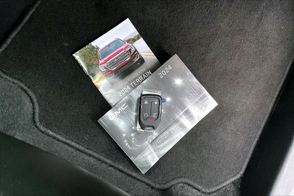 Used 2024 GMC Terrain SLT AWD/4WD image 10