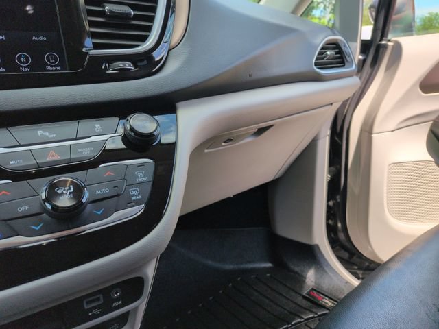 Used 2018 Chrysler Pacifica Touring-L Plus w/ Tire & Wheel Group FWD image 50