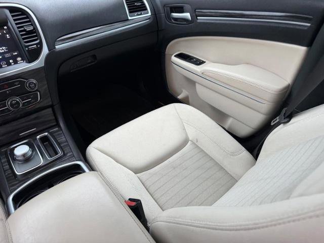 Used 2019 Chrysler 300 Touring w/ Chrome Appearance Package image 17