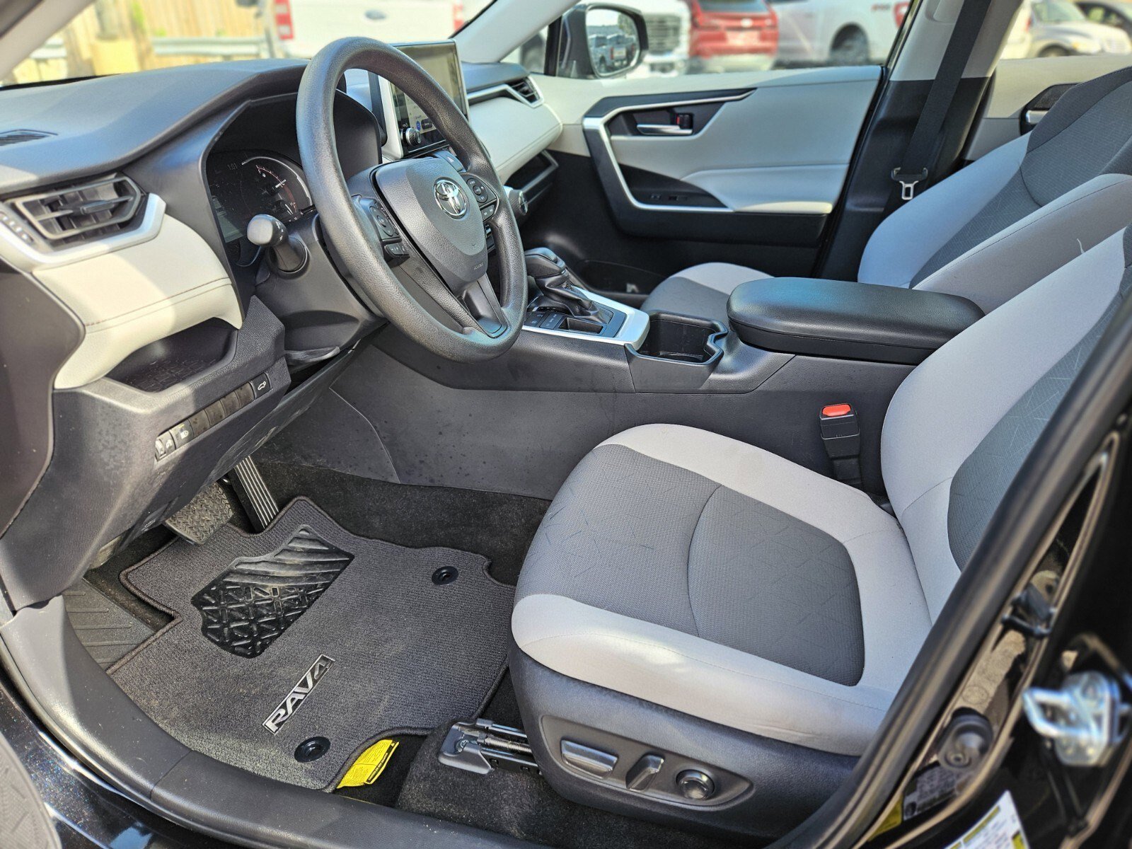 Used 2025 Toyota RAV4 XLE image 19