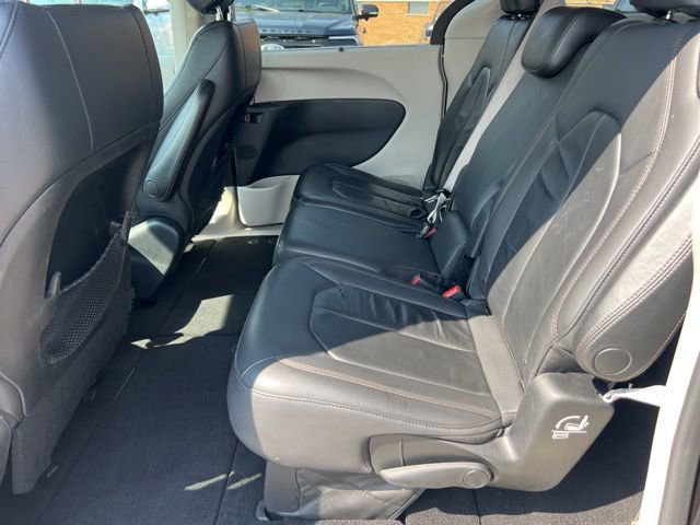 Used 2017 Chrysler Pacifica Touring-L w/ Tire & Wheel Group FWD image 21