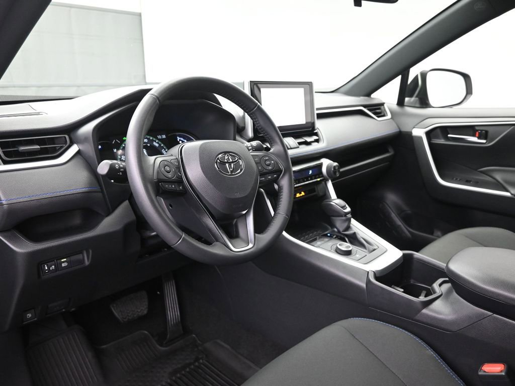 Used 2025 Toyota RAV4 SE image 18