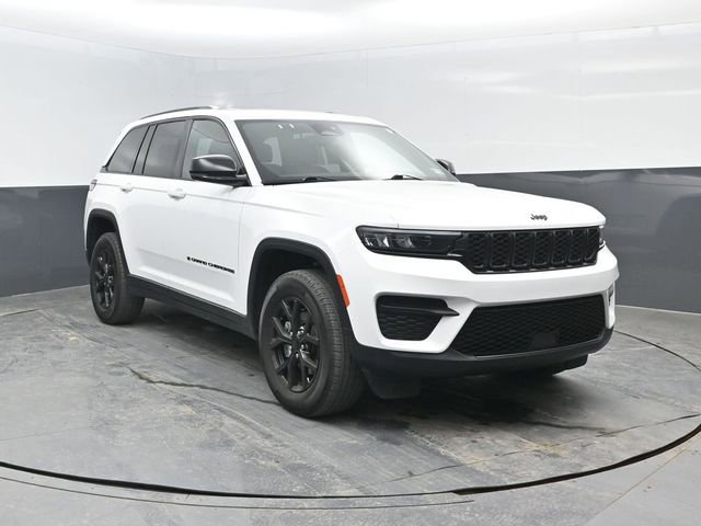 Used 2024 Jeep Grand Cherokee Altitude AWD/4WD image 2