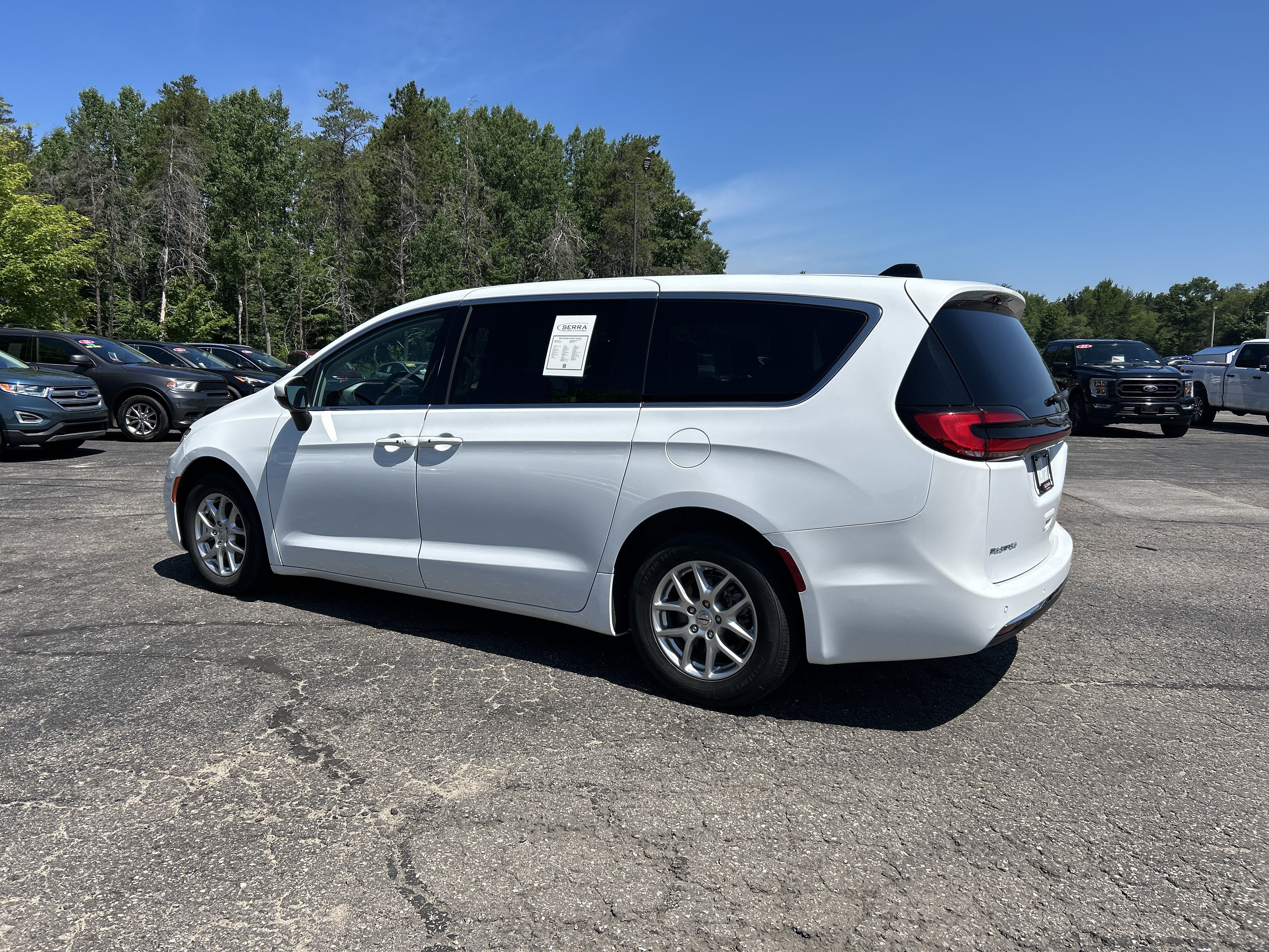 Used 2023 Chrysler Pacifica Touring-L FWD image 6