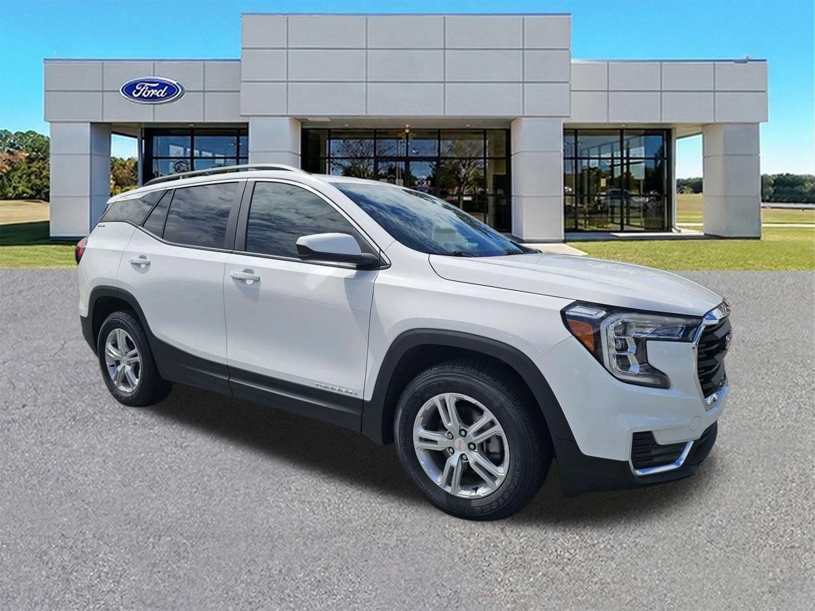 Used 2024 GMC Terrain SLE w/ Driver Convenience Package AWD/4WD image 2