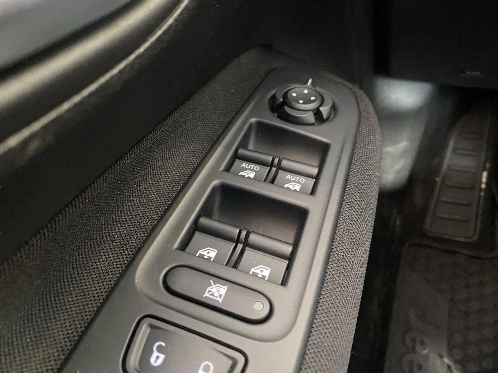 Used 2018 Jeep Renegade Latitude w/ Cold Weather Group AWD/4WD image 23