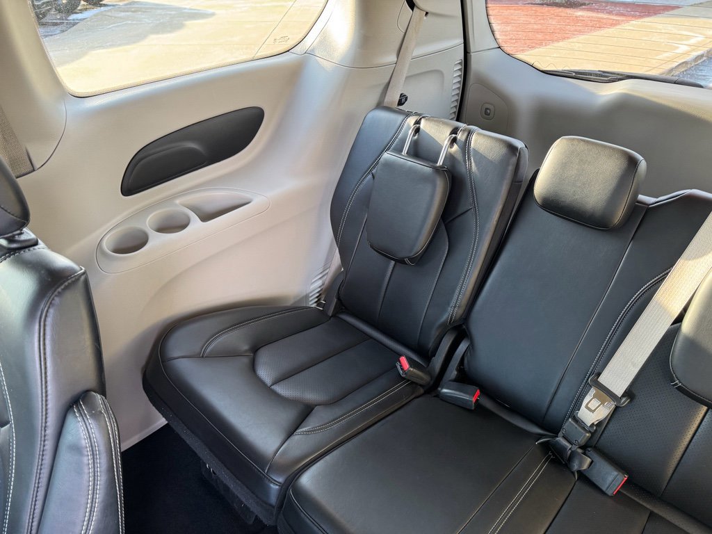 Used 2023 Chrysler Pacifica Touring-L image 23