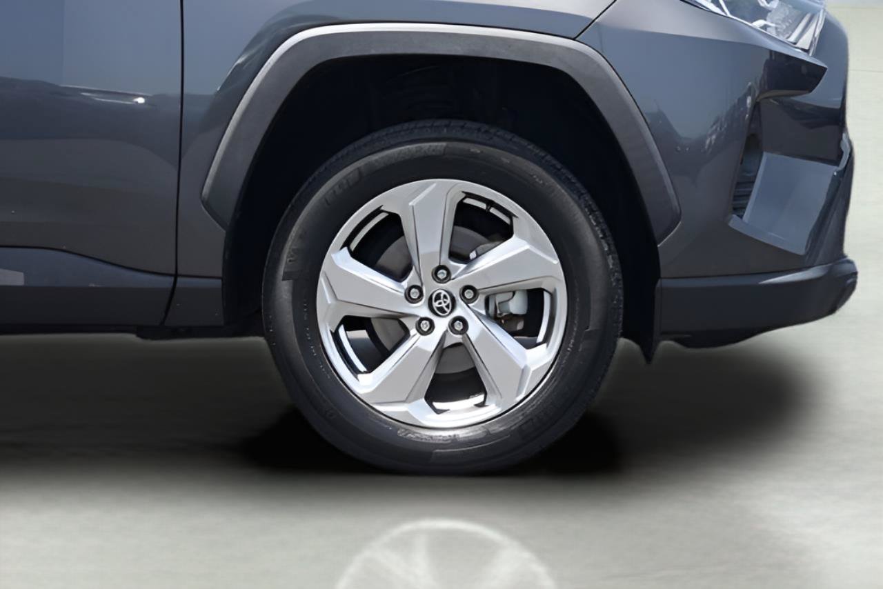Used 2021 Toyota RAV4 XLE Premium AWD/4WD image 4