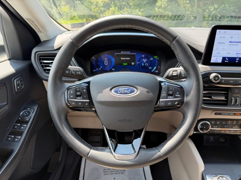 Certified 2022 Ford Escape Titanium AWD/4WD image 16