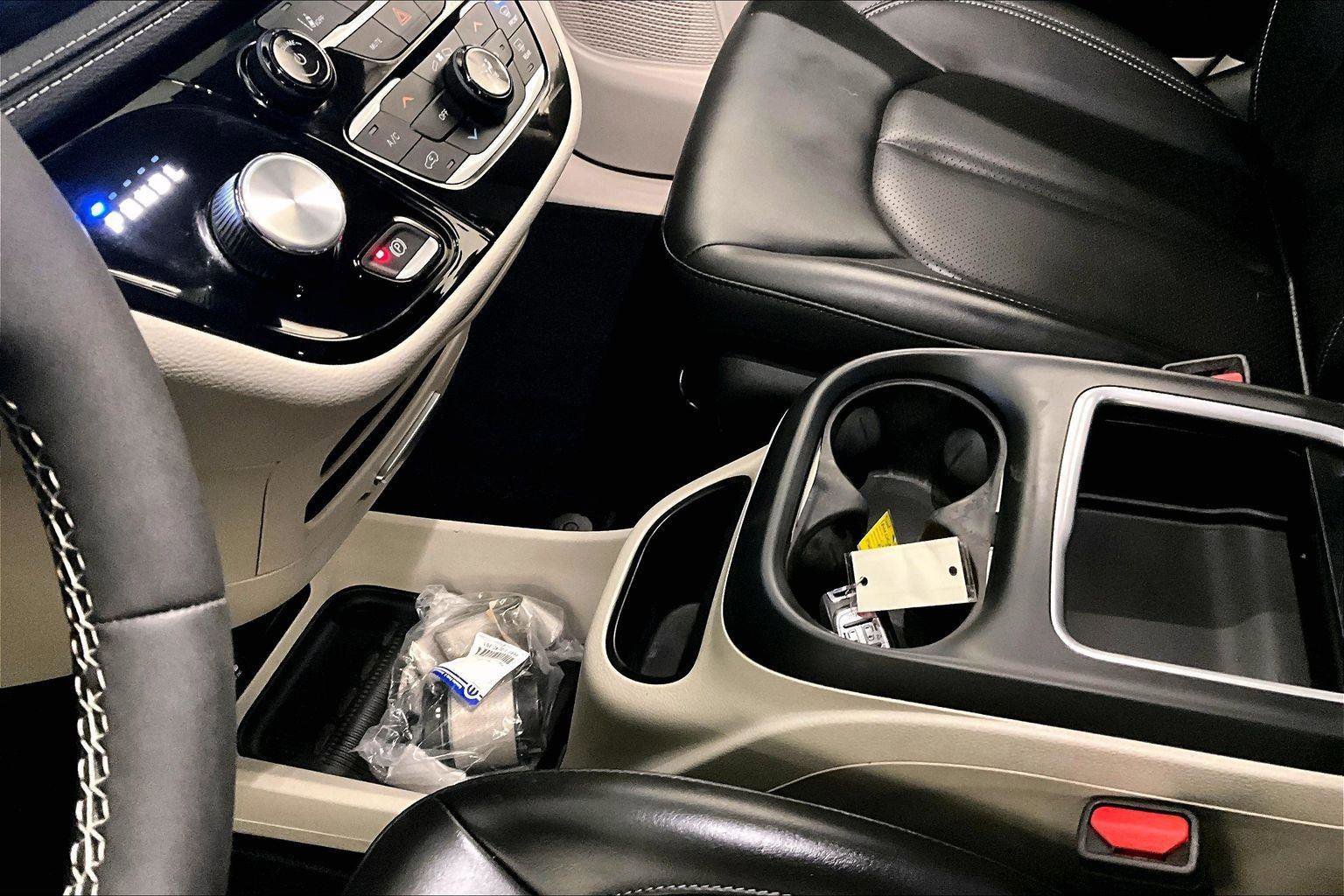 Used 2023 Chrysler Pacifica Touring-L image 16