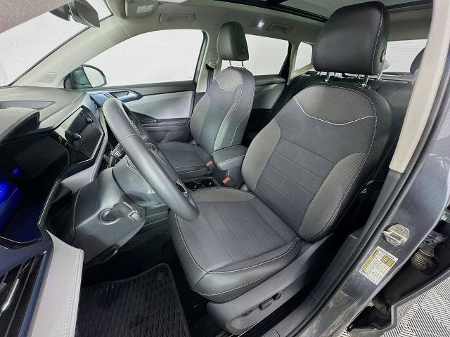 Used 2024 Volkswagen Taos SE w/ Panoramic Sunroof Package AWD/4WD image 11