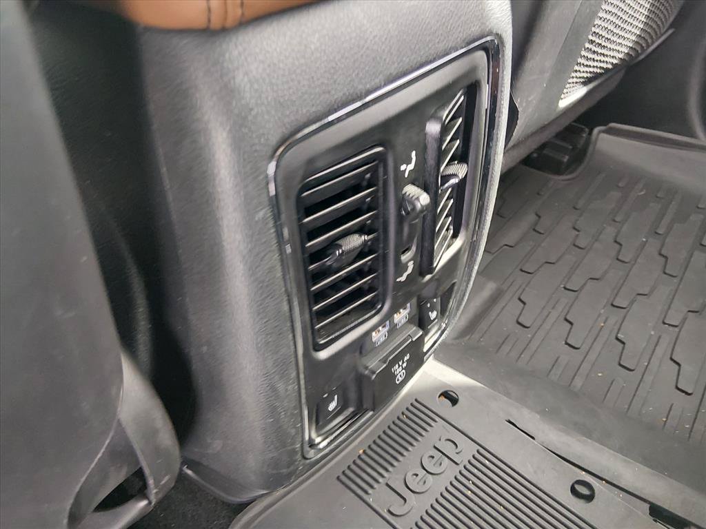 Used 2020 Jeep Grand Cherokee Overland AWD/4WD image 14