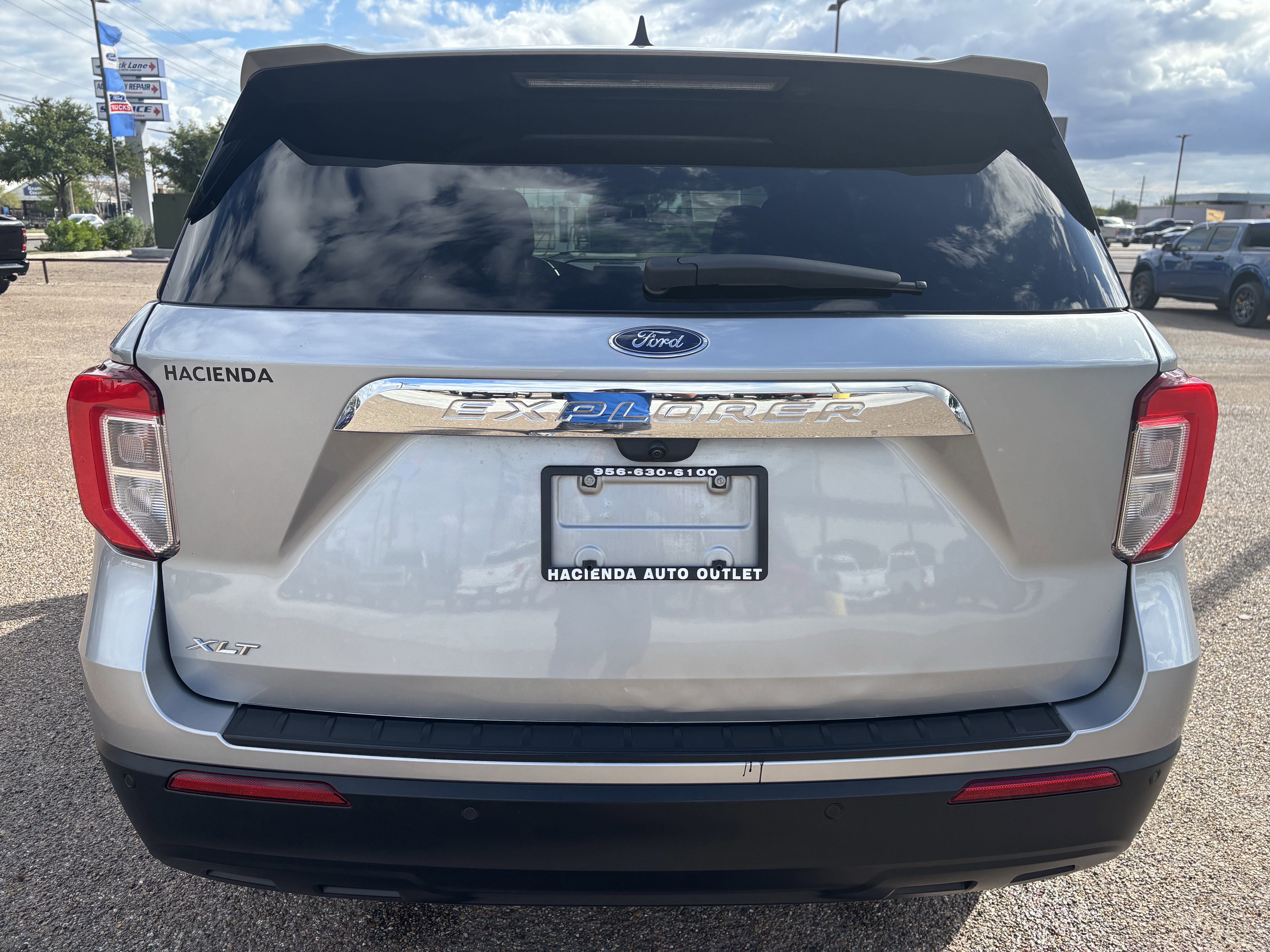 Certified 2023 Ford Explorer XLT image 4