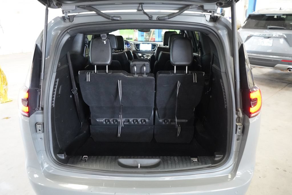 Used 2025 Chrysler Pacifica Limited FWD image 27