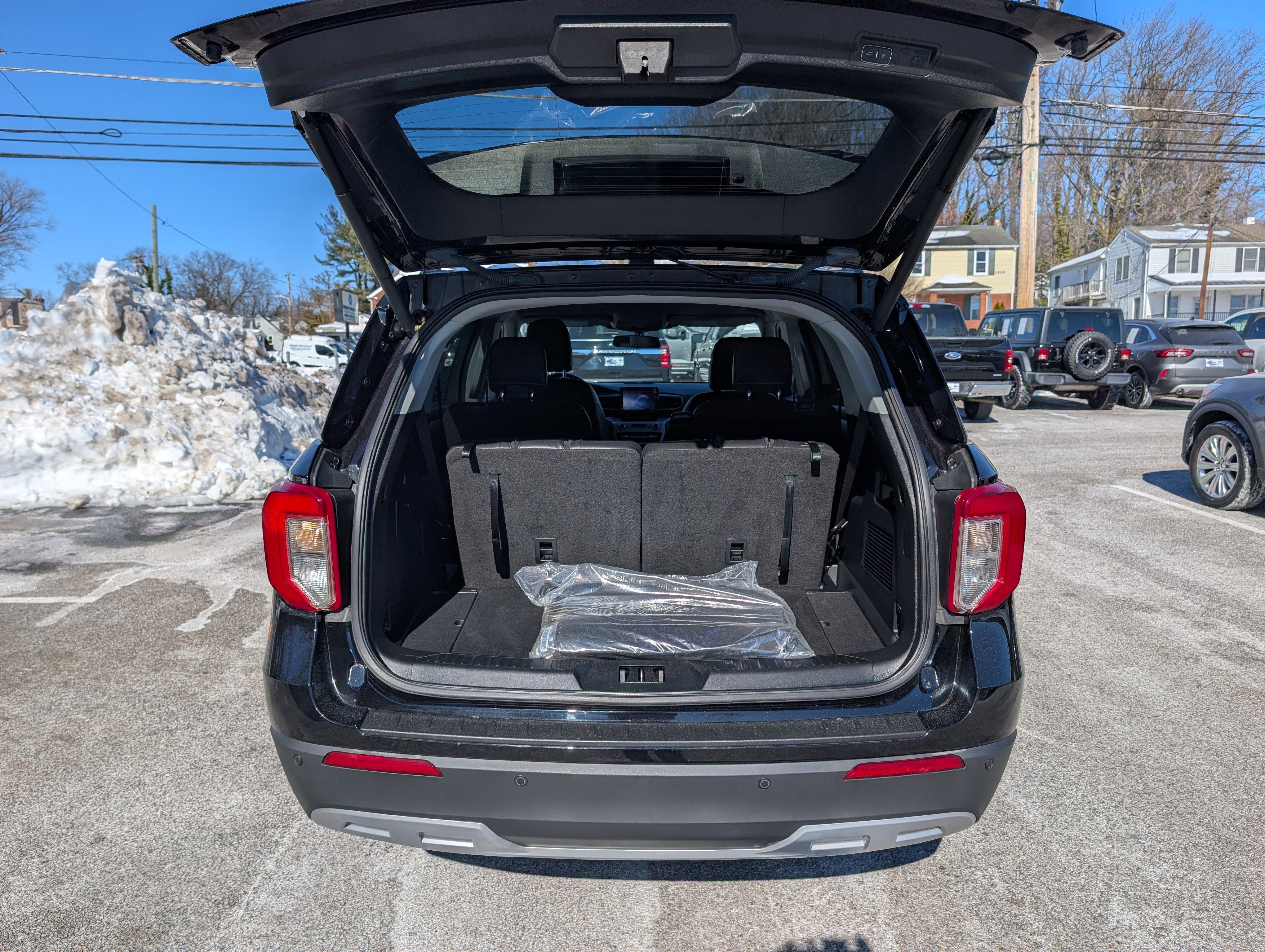 Certified 2022 Ford Explorer XLT w/ Equipment Group 202A image 15