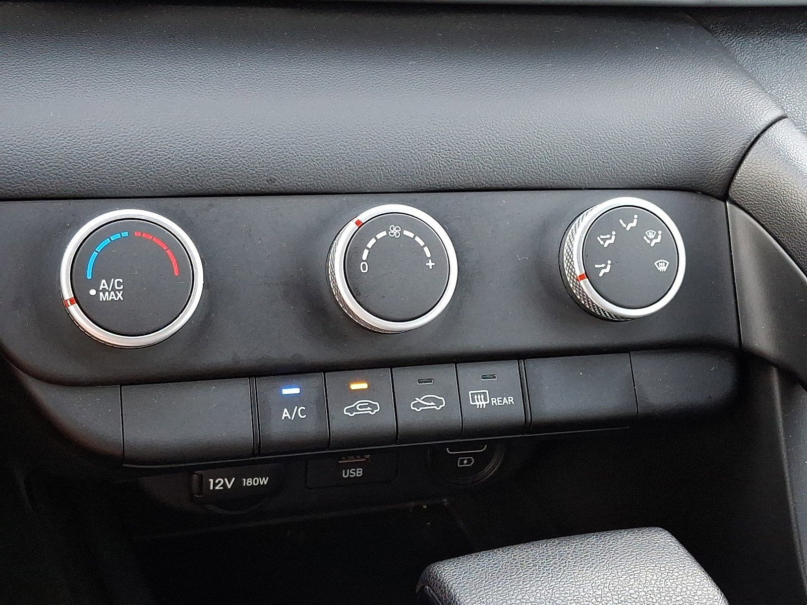 Used 2022 Hyundai Elantra SE FWD image 14