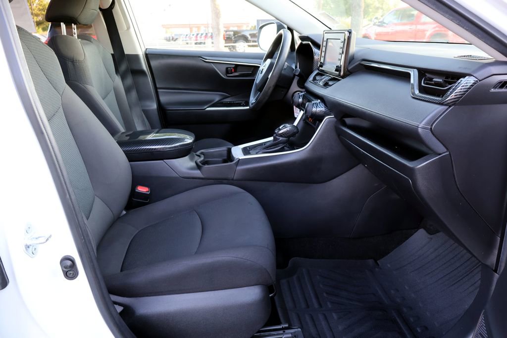 Used 2021 Toyota RAV4 LE FWD image 19
