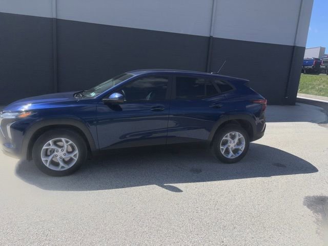 Used 2024 Chevrolet Trax LS w/ LS Convenience Package image 2