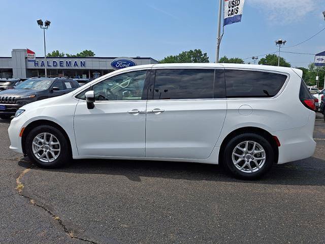 Used 2023 Chrysler Pacifica Touring-L FWD image 4