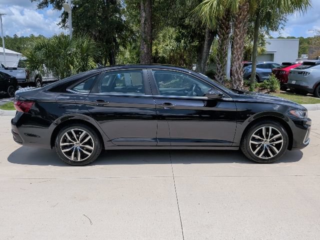 Used 2025 Volkswagen Jetta SE FWD image 4