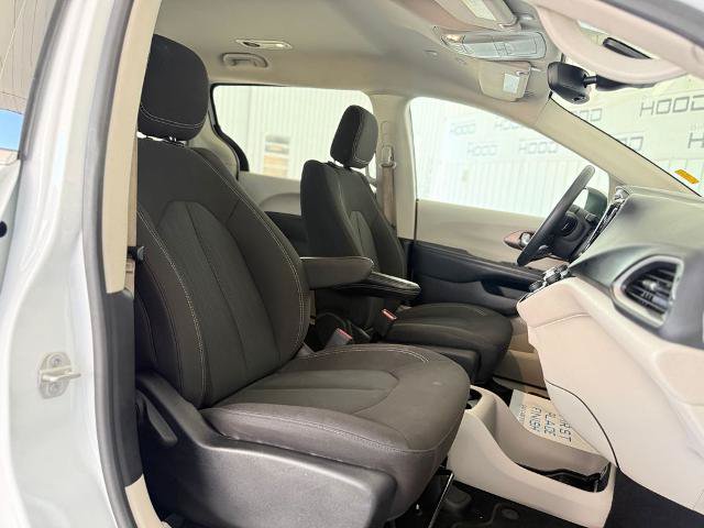 Used 2023 Chrysler Voyager LX FWD image 7