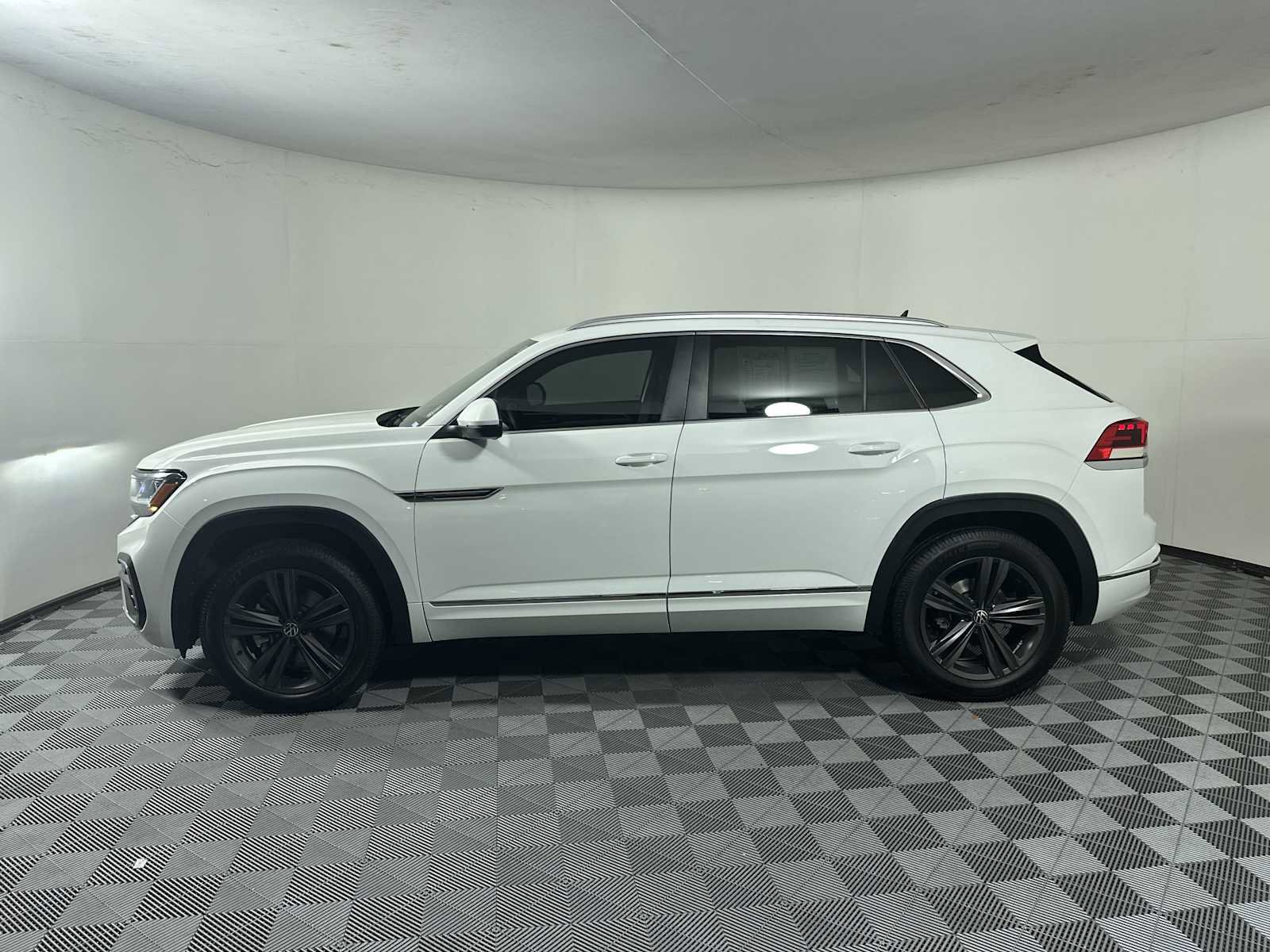 Used 2022 Volkswagen Atlas Cross Sport SEL R-Line image 4